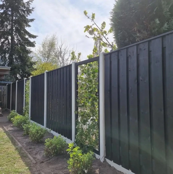 Zwarte schutting