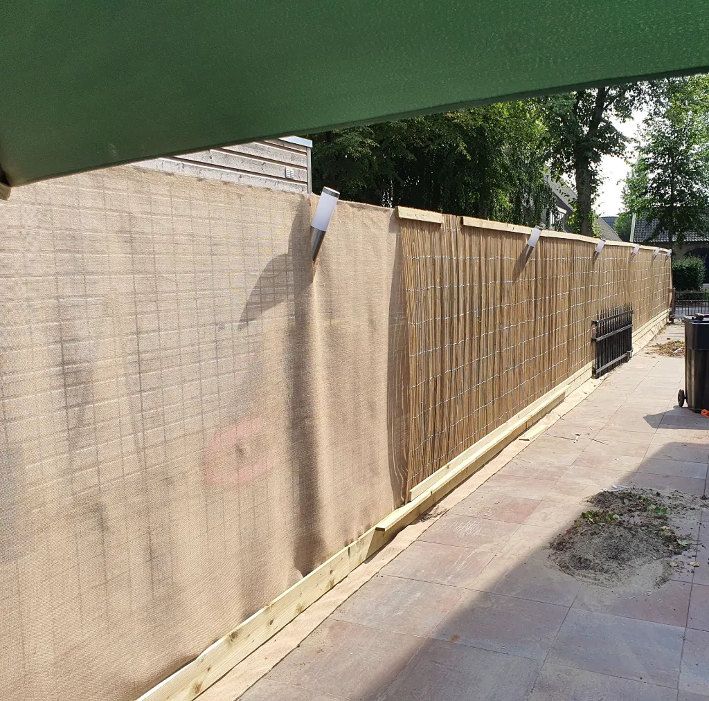 Jutedoek achter tuinscherm.webp