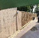 Jutedoek achter tuinscherm.webp