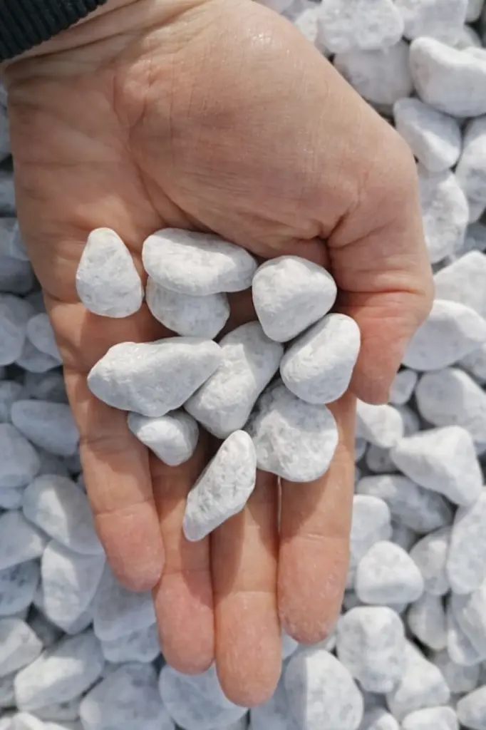 crystal white grind de vierkeien in hand.webp