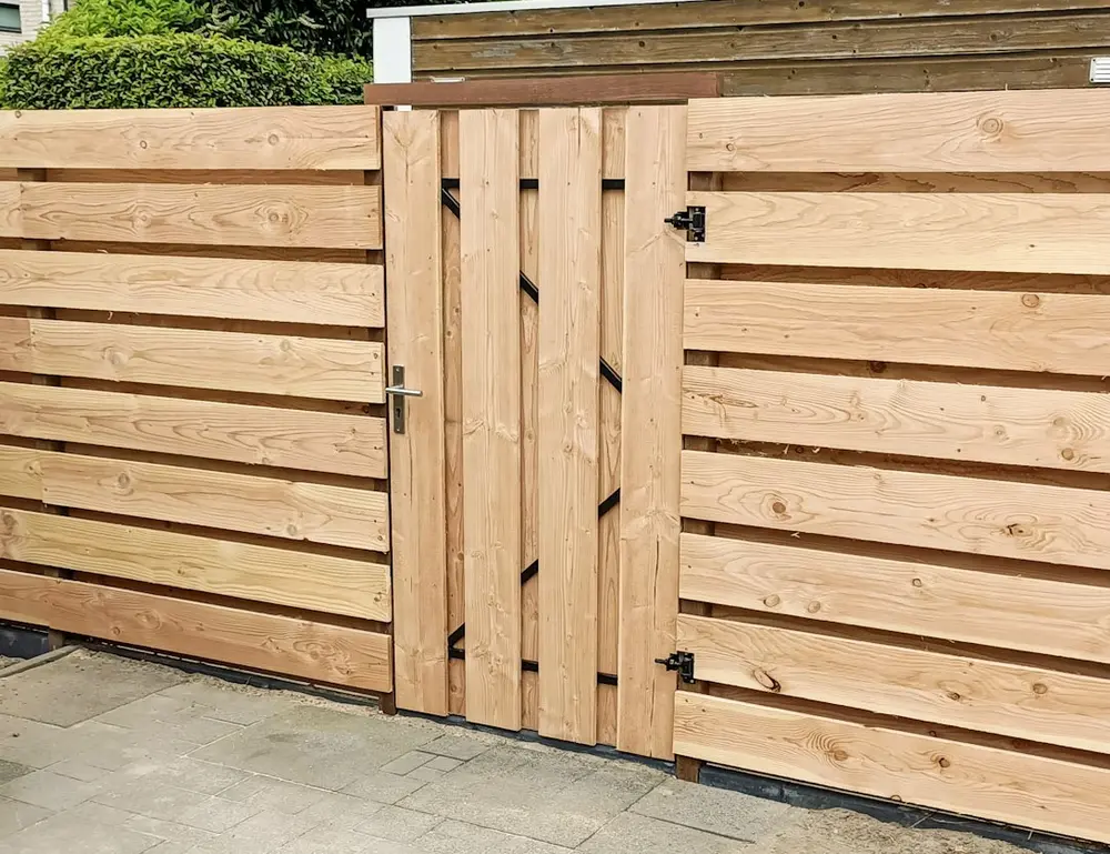 Zwart frame tuindeur de vier keien douglas.webp