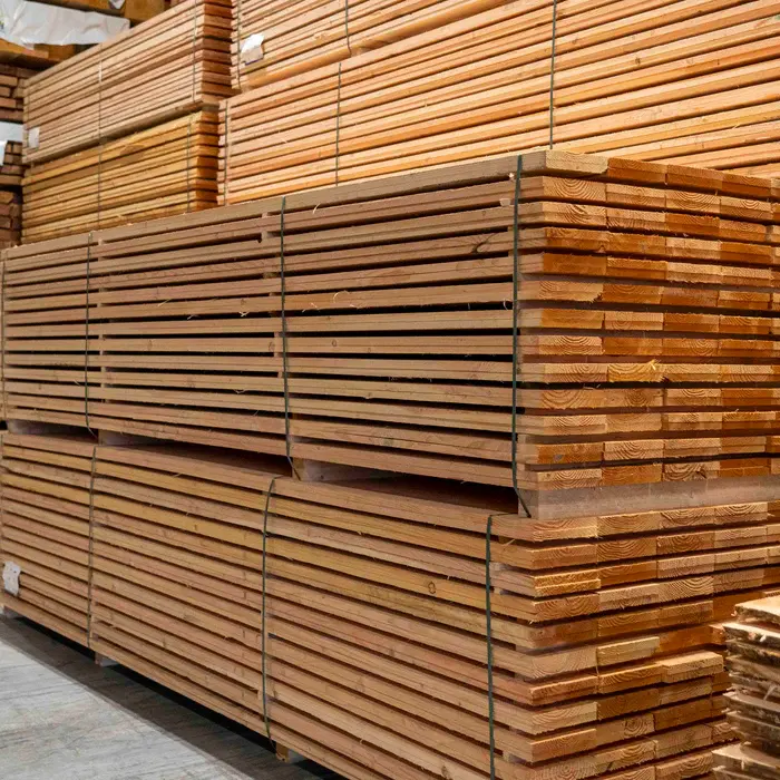 Douglas planken gestapeld de vier keien.webp