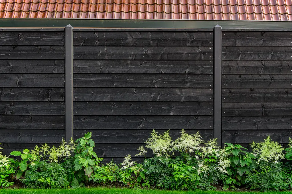 zwart rabat in tuin voorbeeld de vier keien.webp