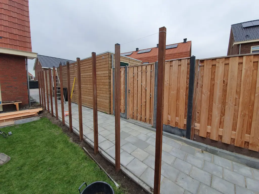 hardhouten palen in de tuin de vier keien.webp