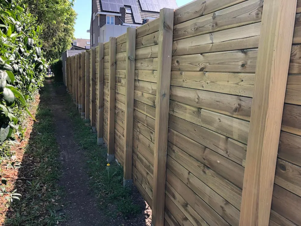 Grenen paal in de tuin.webp