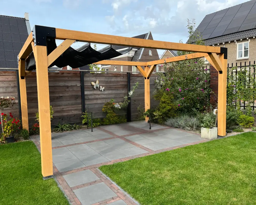 Douglas paal De Vier Keien in de tuin.webp