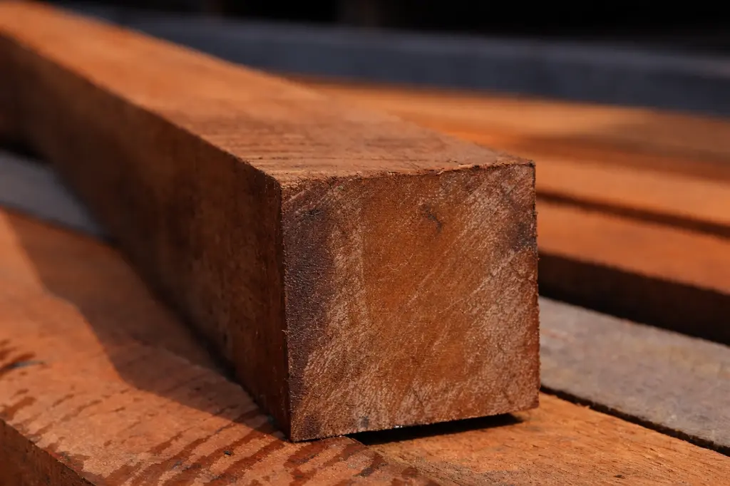 De vier keien palen close up.webp