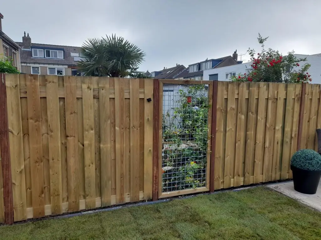 grenen tuinscherm kant en klaar de vier keien in de tuin.webp