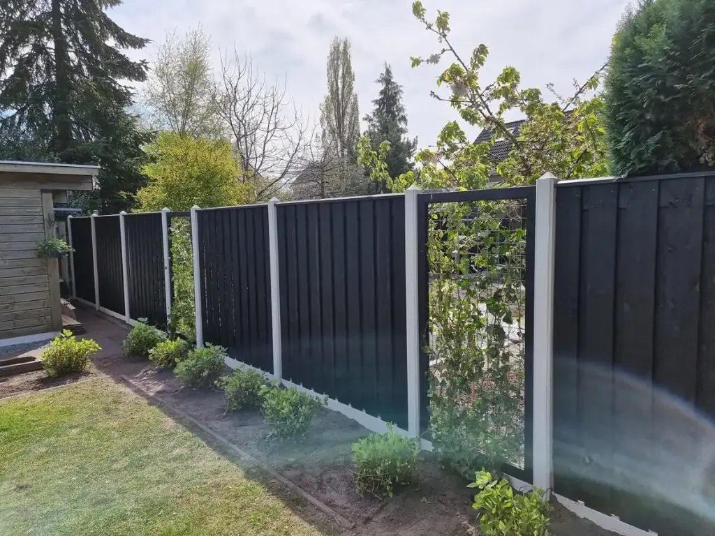 Zwart grenen gedompels hengelo tuinscherm schutting De Vier Keien in de tuin.webp
