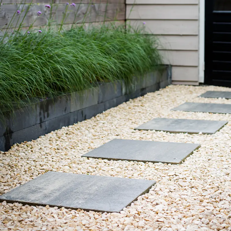 jura geel in de tuin de vier keien.webp