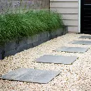 jura geel in de tuin de vier keien.webp