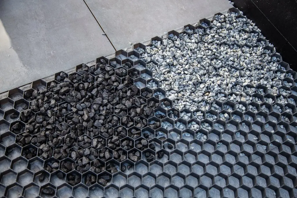 Verschil kleuren grind en split de vier keien grindmatten grindplaat.webp