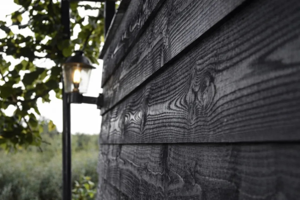 zwart gespoten zweeds rabat de vier keien.webp