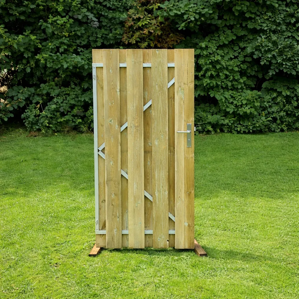 Grenen deur gemaakt door de vier keien.webp