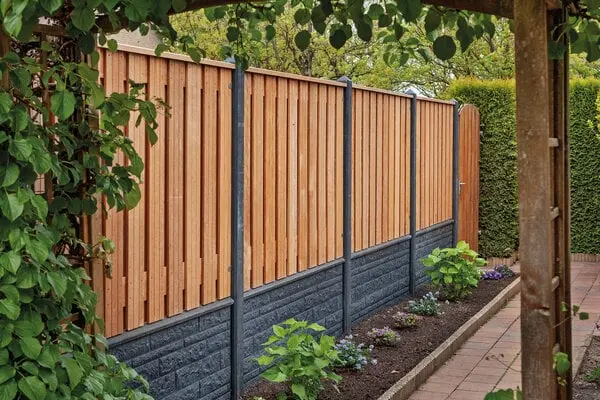 betonpaal-geul-10x10-280-cm-pyramidekop-voor-dubbele onderplaat gecoat voorbeeld schutting.webp