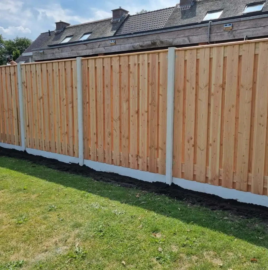 de vier keien witte schuttingpaal vlak.webp