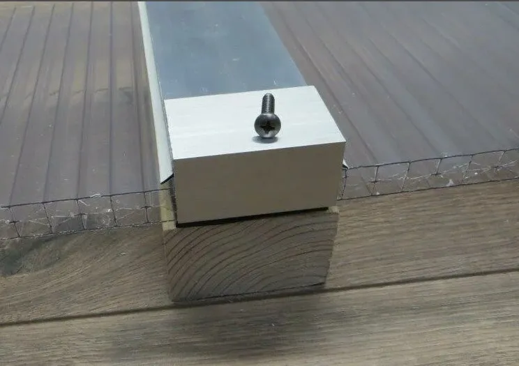 polycarbonaat eind stopper 1 .webp