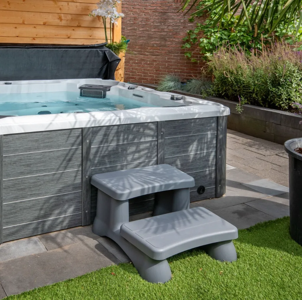 Jacuzzi trap buiten.webp